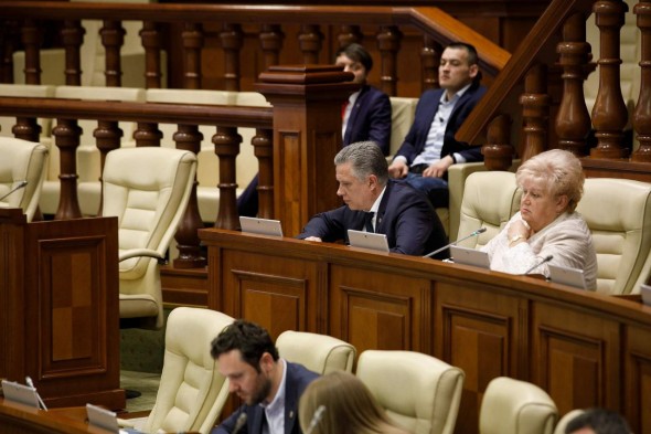 Vadim Fotescu: Pe timp de criză, președintele țării a intrat în vacanță, premierul călătorește, iar Parlamentul votează acordarea apartamentelor pentru angajații Guvernului
